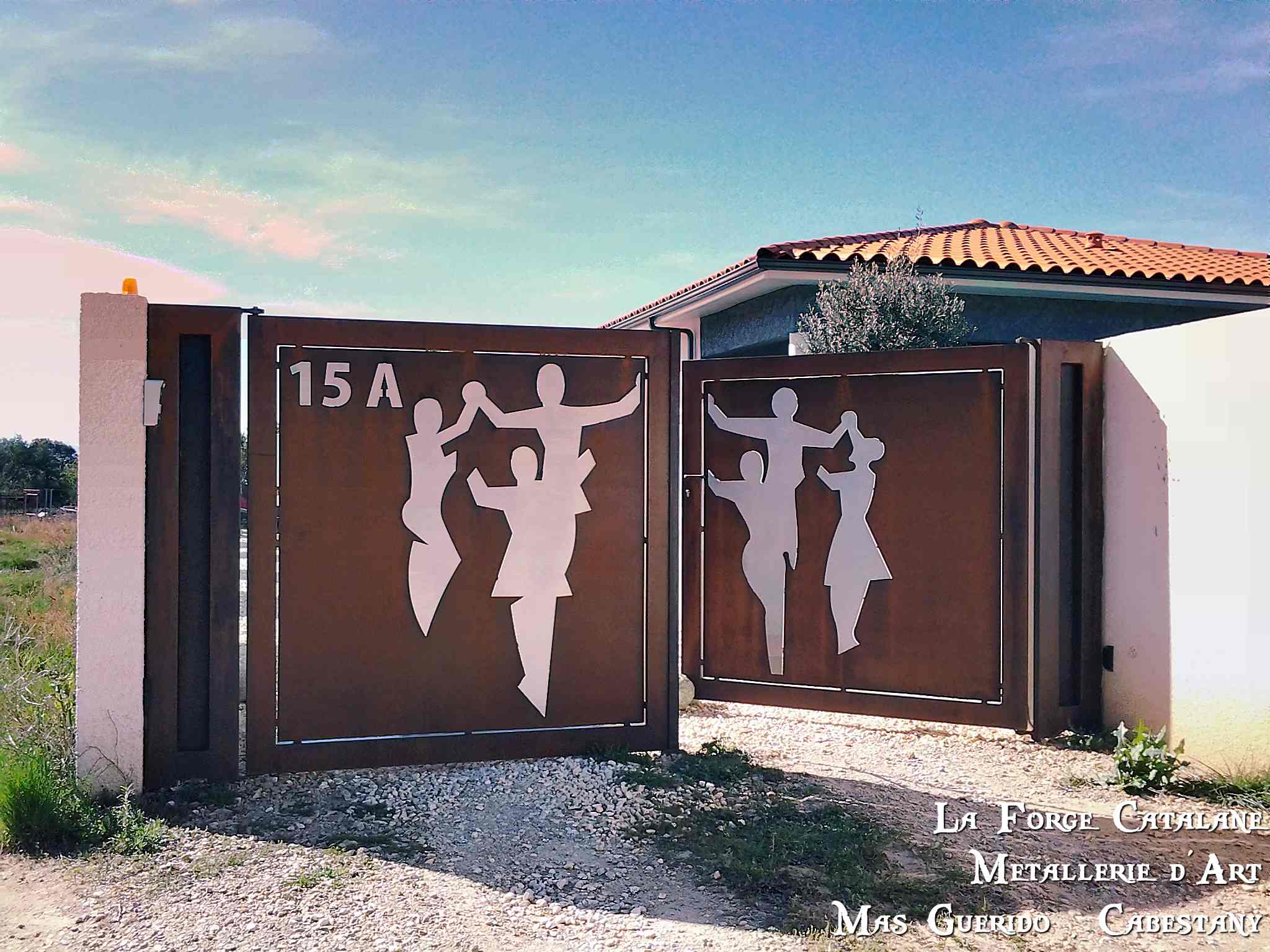 Portail tole 2 vantaux decoupe laser motif danseur de sardane forge catalane.jpg